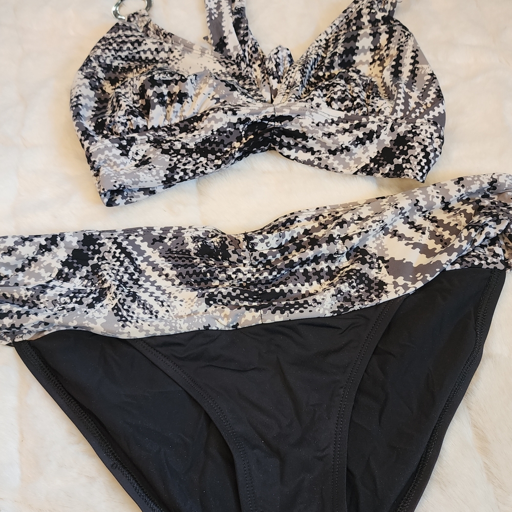 Stylish Black and White Women's Swimwear Set